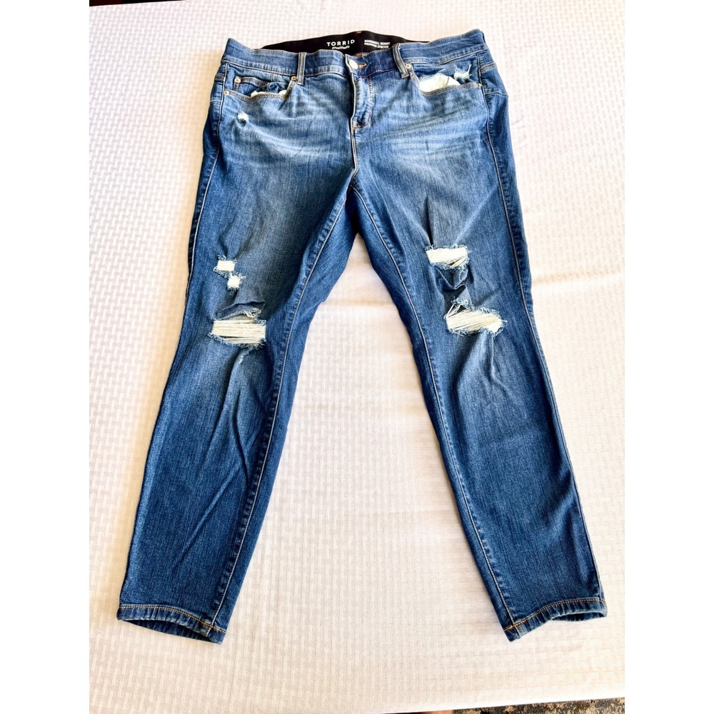 Torrid Bombshell Skinny Jeans 20S Distressed Premium Stretch Blue Denim Short‎
